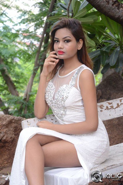 Clara-Fernandez-At-Lovers-Park-Movie-Opening